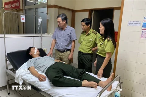 Anh Nguyễn Văn Lương được điều trị tại bệnh viện. (Ảnh: TTXVN)