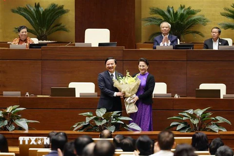 Chủ tịch Quốc hội Nguyễn Thị Kim Ngân tặng hoa cho ông Nguyễn Khắc Định. (Ảnh: Dương Giang/TTXVN)