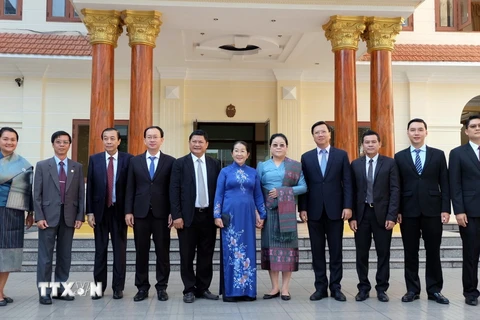 Bà Võ Thị Dung (giữa), Phó Bí thư Thành ủy thành phố Hồ Chí Minh, chúc mừng cán bộ, nhân viên Tổng lãnh sự quán Lào tại thành phố Hồ Chí Minh. (Ảnh: Xuân Khu/TTXVN)