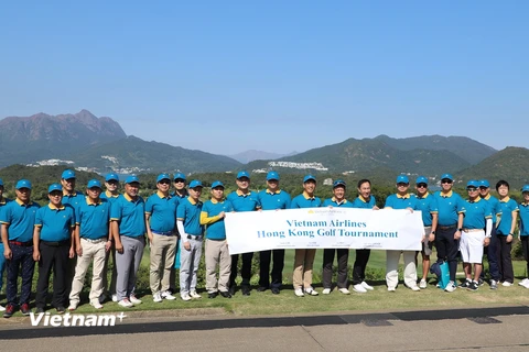 Các golf thủ chụp ảnh lưu niệm trước giải đấu. (Ảnh: Phóng viên TTXVN tại Hong Kong)