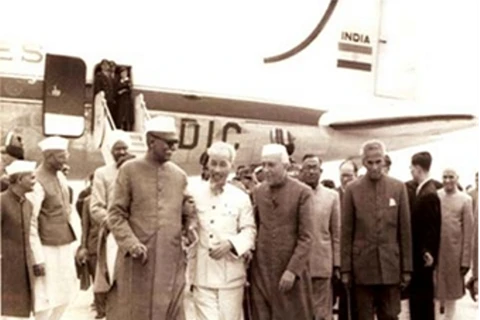 Tổng thống Rajendra Prasad và Thủ tướng J.Nehru đón tiếp Chủ tịch Hồ Chí Minh sang thăm Ấn Độ năm 1958, tại sân bay New Delhi. (Ảnh Tư liệu QĐND)