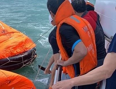 Cứu nạn 11 thuyền viên bị chìm tàu trên vùng biển Quy Nhơn