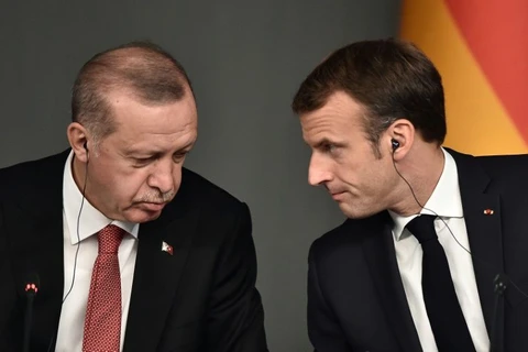 Tổng thống Thổ Nhĩ Kỳ Recep Tayyip Erdogan (trái) và người đồng cấp Pháp Emmanuel Macron trong một cuộc gặp. (Nguồn: AFP)