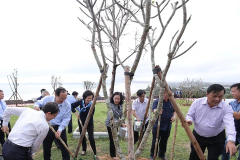 Bà Trương Thị Mai - Ủy viên Bộ Chính trị, Bí thư Trung ương Đảng, Trưởng ban Dân vận Trung ương cùng các đại biểu thực hiện nghi thức trồng cây của chương trình Quỹ 1 triệu cây xanh cho Việt Nam. (Nguồn: Vinamilk)
