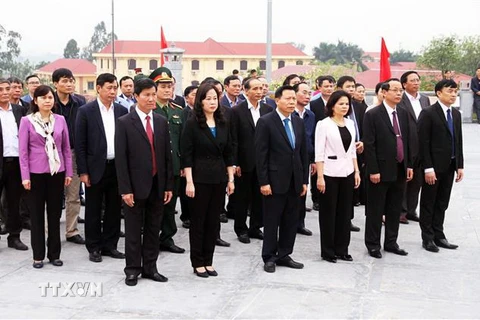 Các đại biểu thành kính tưởng niệm trước tượng đài đồng chí Ngô Gia Tự. (Ảnh: Thái Hùng/TTXVN)