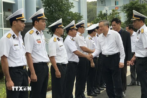 Ông Nguyễn Hòa Bình đến thăm cán bộ, chiến sỹ Lữ đoàn tên lửa bờ 682. (Ảnh: Phạm Cường/TTXVN)