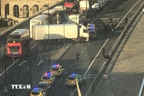 Hiện trường vụ nổ súng trên cầu London, Anh ngày 29/11/2019. (Ảnh: The Sun/TTXVN)