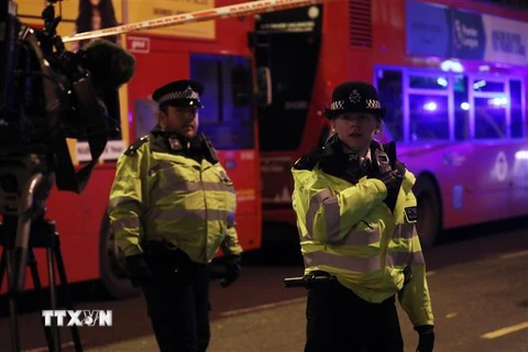Cảnh sát Anh phong tỏa phía nam cầu London sau vụ tấn công bằng dao ngày 29/11/2019. (Ảnh: THX/TTXVN)