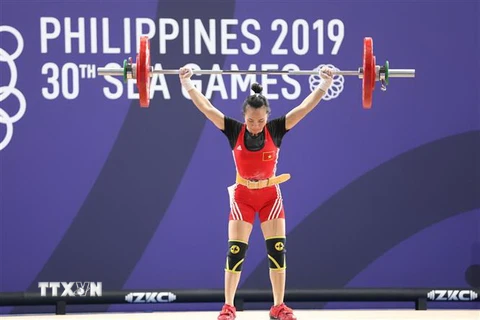 Vương Thị Huyền giành huy chương vàng môn Cử tạ nữ hạng cân 45kg nữ. (Ảnh: Hoàng Linh/TTXVN)