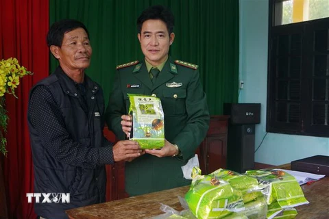 Lực lượng Biên phòng tỉnh Thừa Thiên-Huế tiếp nhận những gói chứa chất tinh thể màu trắng đục, nghi ma túy đá từ người dân. (Ảnh: TTXVN)