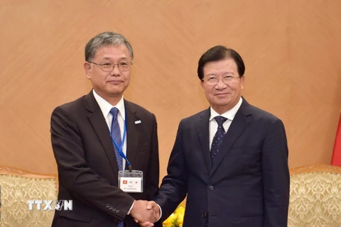 Phó Thủ tướng Trịnh Đình Dũng tiếp Phó Chủ tịch Hội đồng thúc đẩy Ngoại giao nhân dân Nhật Bản Onoi Yoshiki đang thăm và làm việc tại Việt Nam. (Ảnh: Văn Điệp/TTXVN)