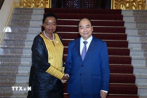Thủ tướng Nguyễn Xuân Phúc tiếp Bộ trưởng Ngoại giao nước Cộng hòa Kenya Monica Juma nhân chuyến thăm chính thức Việt Nam. (Ảnh: Thống Nhất/TTXVN)
