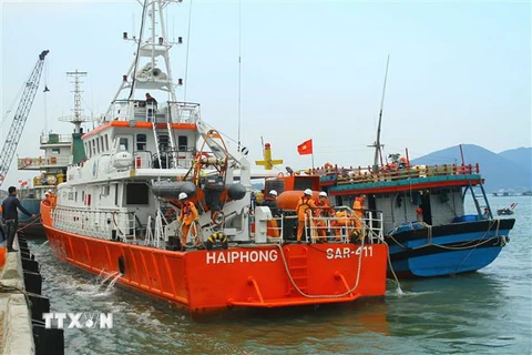 Tàu NĐ 92656 TS được lai dắt đưa vào cập cảng Cửa Lò (Nghệ An) an toàn. (Ảnh: Tá Chuyên/TTXVN)