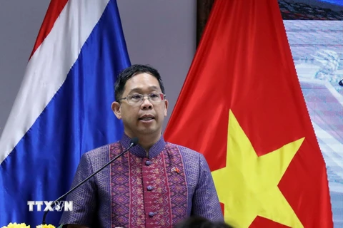 Tổng Lãnh sự vương quốc Thái Lan tại Thành phố Hồ Chí Minh Apirat Sugondhabhirom phát biểu tại buổi họp mặt. (Ảnh: Xuân Khu/TTXVN)