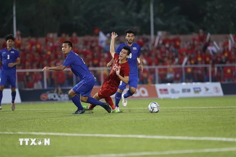 Cầu thủ Tiến Linh của đội tuyển U22 Việt Nam nỗ lực vượt qua sự truy cản của hai hậu vệ U22 Thái Lan. (Ảnh: TTXVN)