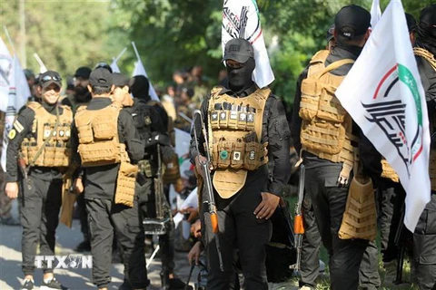 Các thành viên nhóm bán quân sự Asaib Ahl al-Haq tại Baghdad, Iraq,ngày 26/10/2019. (Ảnh: AFP/TTXVN)