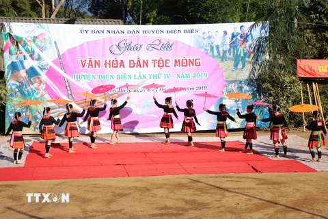 Rộn ràng điệu múa ô của những cô gái Mông trình diễn tại Ngày hội văn hóa dân tộc Mông huyện Điện Biên. (Ảnh: Xuân Tiến/TTXVN)