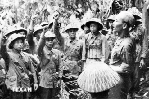 Chủ tịch Hồ Chí Minh đến thăm và nói chuyện với một đơn vj bộ đội tham gia Chiến dịch Điện Biên Phủ năm 1954. (Ảnh: TTXVN)