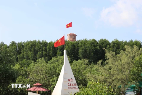 Con thuyền vươn ra biển - biểu tượng của vùng Đất Mũi Cà Mau bên cạnh Cột cờ Hà Nội. (Ảnh: Thế Anh/TTXVN)