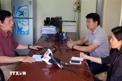 Bác sỹ Biện Ngọc Tân trao đổi với báo chí về ca bệnh. (Ảnh: Xuân Triệu/TTXVN)