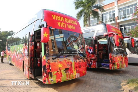 Hai chiếc xe buýt đón Đội tuyển bóng đá nam và nữ Việt Nam được chuẩn bị kỹ lưỡng. (Ảnh: Thành Đạt/TTXVN)