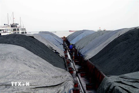 Các sà lan chở 3.000 tấn than đã bị tạm giữ để điều tra. (Ảnh: TTXVN)
