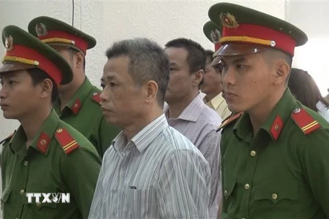 Bị cáo Nguyễn Hồng Khanh, nguyên Bí thư Thị ủy Bến Cát tại phiên tòa. (Ảnh: Nguyễn Văn Việt/TTXVN)