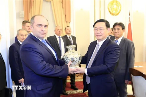 Phó Thủ tướng Vương Đình Huệ trao đổi tặng phẩm với Phó Thủ tướng Belarus Igor Lyashenko. (Ảnh: Trần Hiếu/TTXVN)