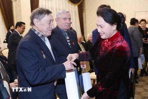 Chủ tịch Quốc hội Nguyễn Thị Kim Ngân tặng quà cho các cựu chiến binh Belarus. (Ảnh: Trọng Đức/TTXVN)