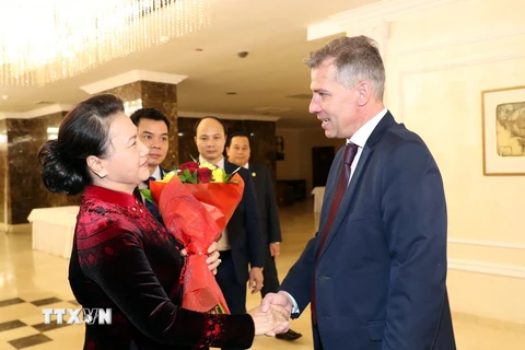Chủ tịch Quốc hội Nguyễn Thị Kim Ngân tiếp Ban lãnh đạo Đảng Cộng sản Balarus. (Ảnh: Trọng Đức/TTXVN)