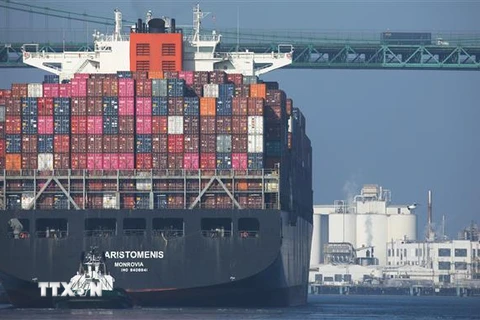 Tàu vận tải Trung Quốc cập cảng Long Beach, Los Angeles, Mỹ ngày 7/11/2019. (Ảnh: AFP/TTXVN)