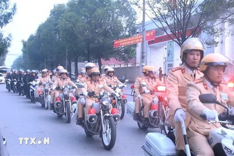 Cán bộ, chiến sỹ Công an tỉnh Thanh Hóa diễu hành, bảo đảm trật tự an toàn giao thông, trật tự công cộng trên địa bàn thành phố Thanh Hóa. (Ảnh: Hoa Mai/TTXVN)