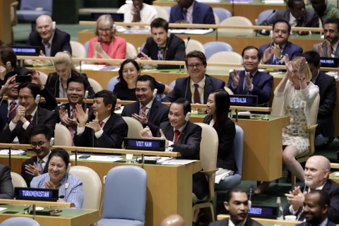 Thứ trưởng Bộ Ngoại giao Lê Hoài Trung, Trưởng đoàn Việt Nam (giữa, phải, hàng hai) tại phiên họp bầu chọn Ủy viên không thường trực Hội đồng Bảo an Liên hợp quốc. (Ảnh: THX/TTXVN)