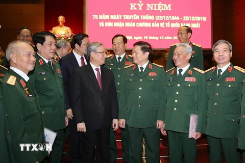 Ông Trần Quốc Vượng, Thường trực Ban Bí thư và Đại tướng Ngô Xuân Lịch, Bô trưởng Bộ Quốc phòng với các đại biểu. (Ảnh: Dương Giang/TTXVN)