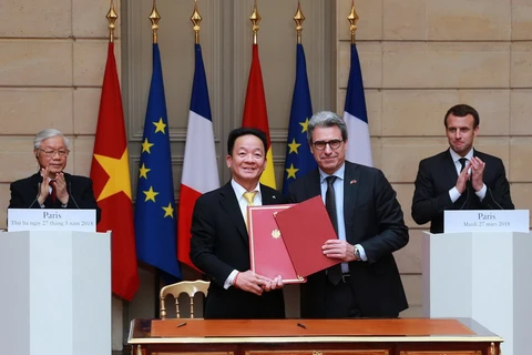 Lãnh đạo Tập đoàn T&T và Tập đoàn Bouygues của Pháp ký kết biên bản ghi nhớ hợp tác về Dự án đường sắt đô thị số 3 dưới sự chứng kiến của Tổng Bí thư Nguyễn Phú Trọng và Tổng thống Cộng hòa Pháp Emmanuel Macron tại cung điện Elysees.