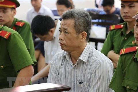 Bị cáo Nguyễn Hồng Khanh, nguyên Bí thư Thị ủy Bến Cát. (Ảnh: Nguyễn Văn Việt/TTXVN)