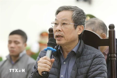 Bị cáo Nguyễn Bắc Son (sinh năm 1953, cựu Bộ trưởng Bộ Thông tin và Truyền thông) trả lời các câu hỏi của Hội đồng xét xử. (Ảnh: Doãn Tấn/TTXVN)
