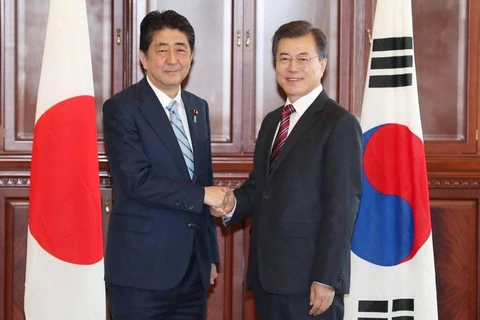 Tổng thống Hàn Quốc Moon Jae-in (phải) và Thủ tướng Nhật Bản Shinzo Abe. (Nguồn: EPA)