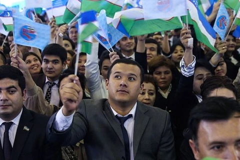 Những người ủng hộ Tổng thống Shavkat Mirziyoyev. (Nguồn: BBC)