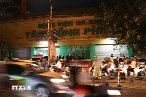 Hàng trăm cảnh sát phong tỏa bên ngoài Bệnh viện Tâm Hồng Phước để truy bắt nhóm người đòi nợ ẩn náu bên trong. (Ảnh: Sỹ Tuyên/TTXVN)