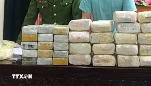 Số tang vật 18kg ma túy đá và 30 bánh heroin bị thu giữ tại cơ quan công an. (Ảnh: TTXVN)