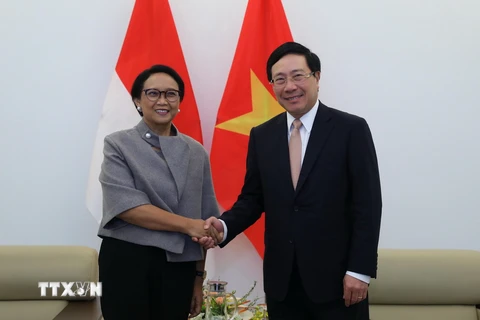 Phó Thủ tướng, Bộ trưởng Bộ Ngoại giao Phạm Bình Minh với Bộ trưởng Bộ Ngoại giao Indonesia Retno Marsudi. (Ảnh: Lâm Khánh/TTXVN)