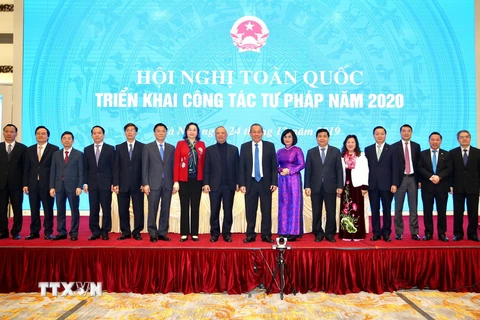 Phó Thủ tướng Thường trực Trương Hòa Bình, Phó Chủ tịch Quốc hội Uông Chu Lưu với các đại biểu. (Ảnh: Dương Giang/TTXVN)