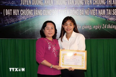 Hội Liên hiệp Phụ nữ tỉnh Kiên Giang trao thưởng cho vận động viên Chương Thị Kiều. (Ảnh: Lê Sen/TTXVN)