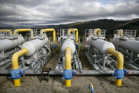Đường ống dẫn khí đốt tại trạm cung cấp khí gần làng Volovets, miền Tây Ukraine. (Nguồn: Reuters/TTXVN)
