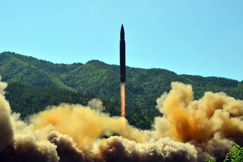 Vụ phóng tên lửa đạn đạo liên lục địa Hwasong-14 của Triều Tiên tại một địa điểm bí mật ngày 5/7/2017. (Ảnh: AFP/TTXVN)