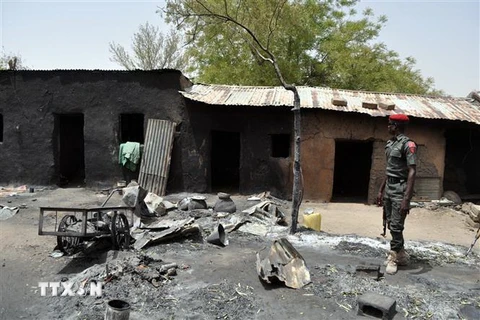 Cảnh sát gác tại hiện trường một vụ tấn công tại Gubio, bang Borno, Đông Bắc Nigeria. (Ảnh: AFP/TTXVN)