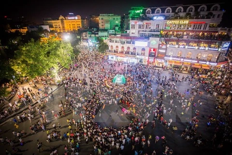 Biển người đi bộ đông nghịt trên quảng trường Đông Kinh Nghĩa Thục. (Ảnh: Trọng Đạt/TTXVN)