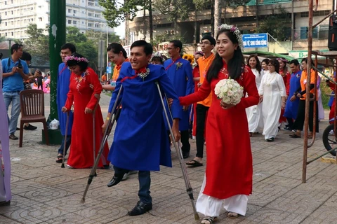 Niềm hạnh phúc của những cặp vợ chồng khuyết tật trong ngày cưới. (Ảnh: Xuân Khu/TTXVN)