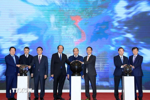 Thủ tướng Nguyễn Xuân Phúc cùng các đại biểu thực hiện nghi thức khai trương hệ thống cấp C/O (Giấy Chứng nhận xuất xứ hàng hóa) mẫu D điện tử của Bộ Công Thương. (Ảnh: Thống Nhất/TTXVN)